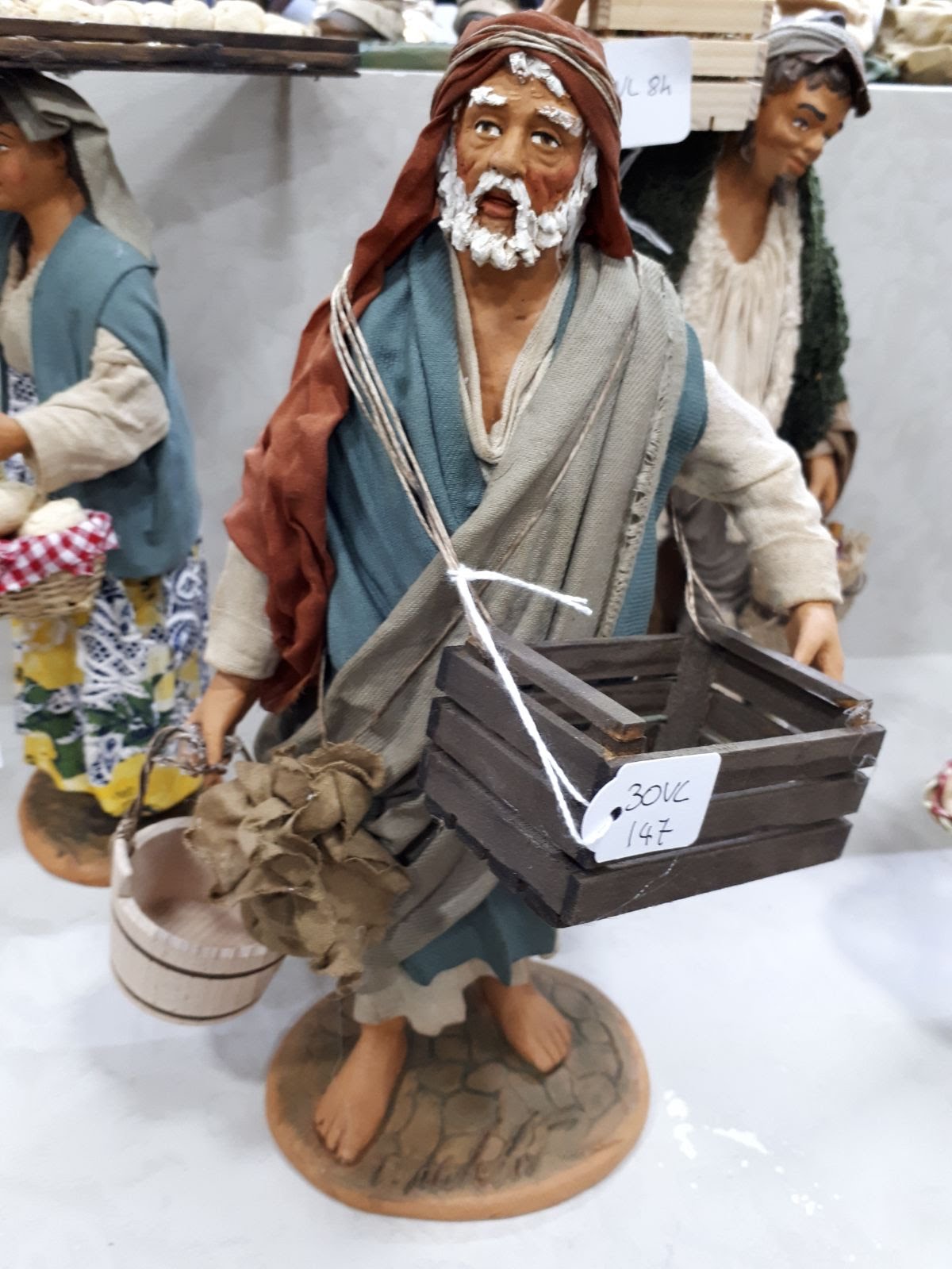 Uomo cesti frutta